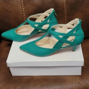 Esmeralda Heels.... Size 9 Wide....NEW